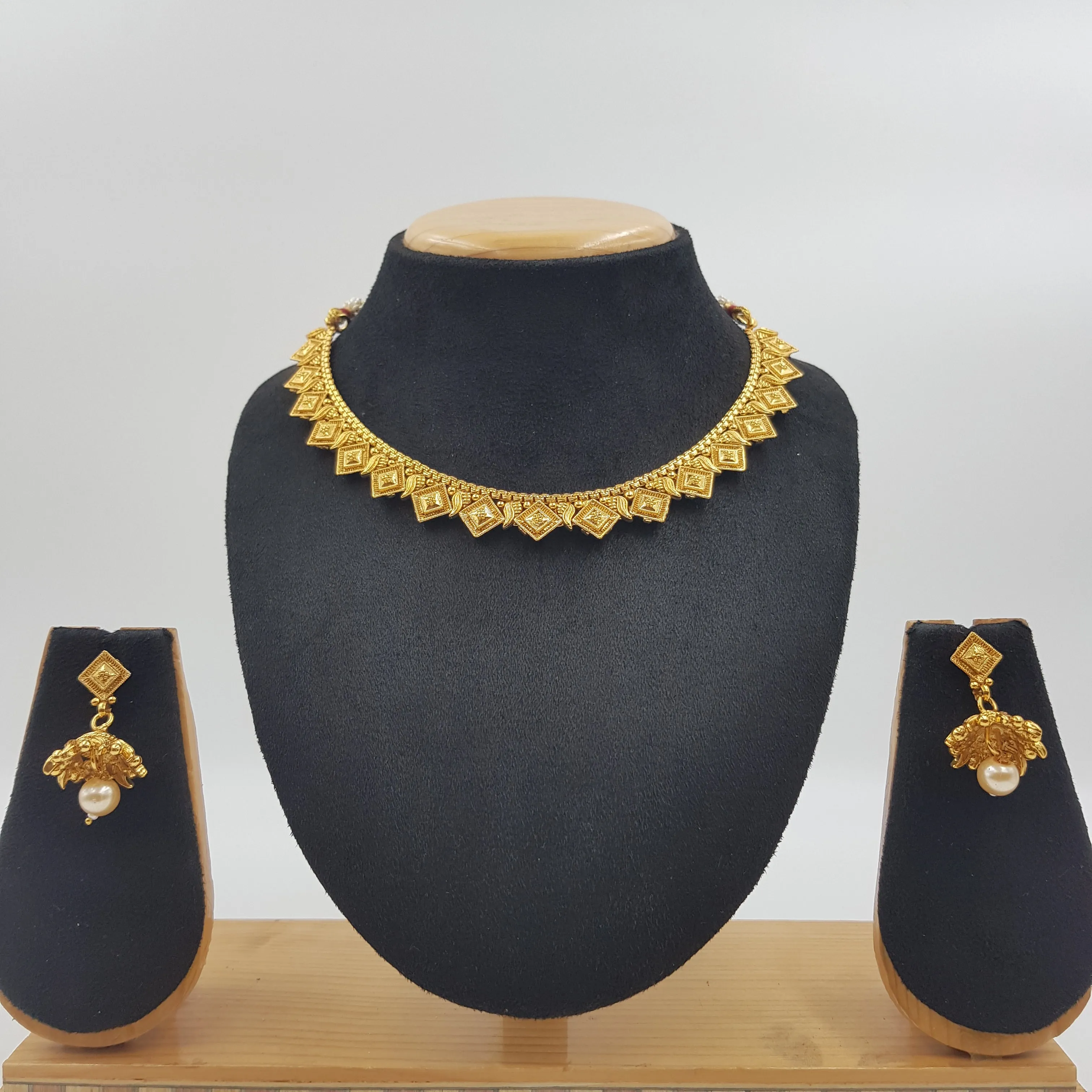 Round Neck Gold Look Necklace Set 7149-33